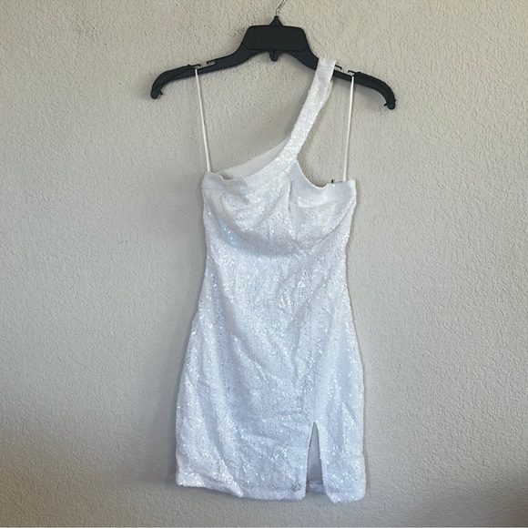 New SUPERDOWN Cicely Mini Dress in White one shoulder - Picture 3 of 9